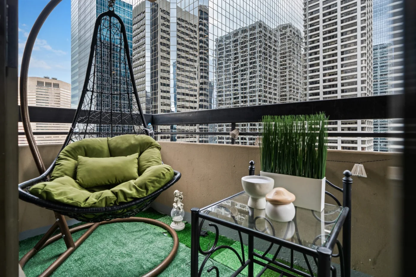 Private balcony with Downtown Calgary city views thumbnail