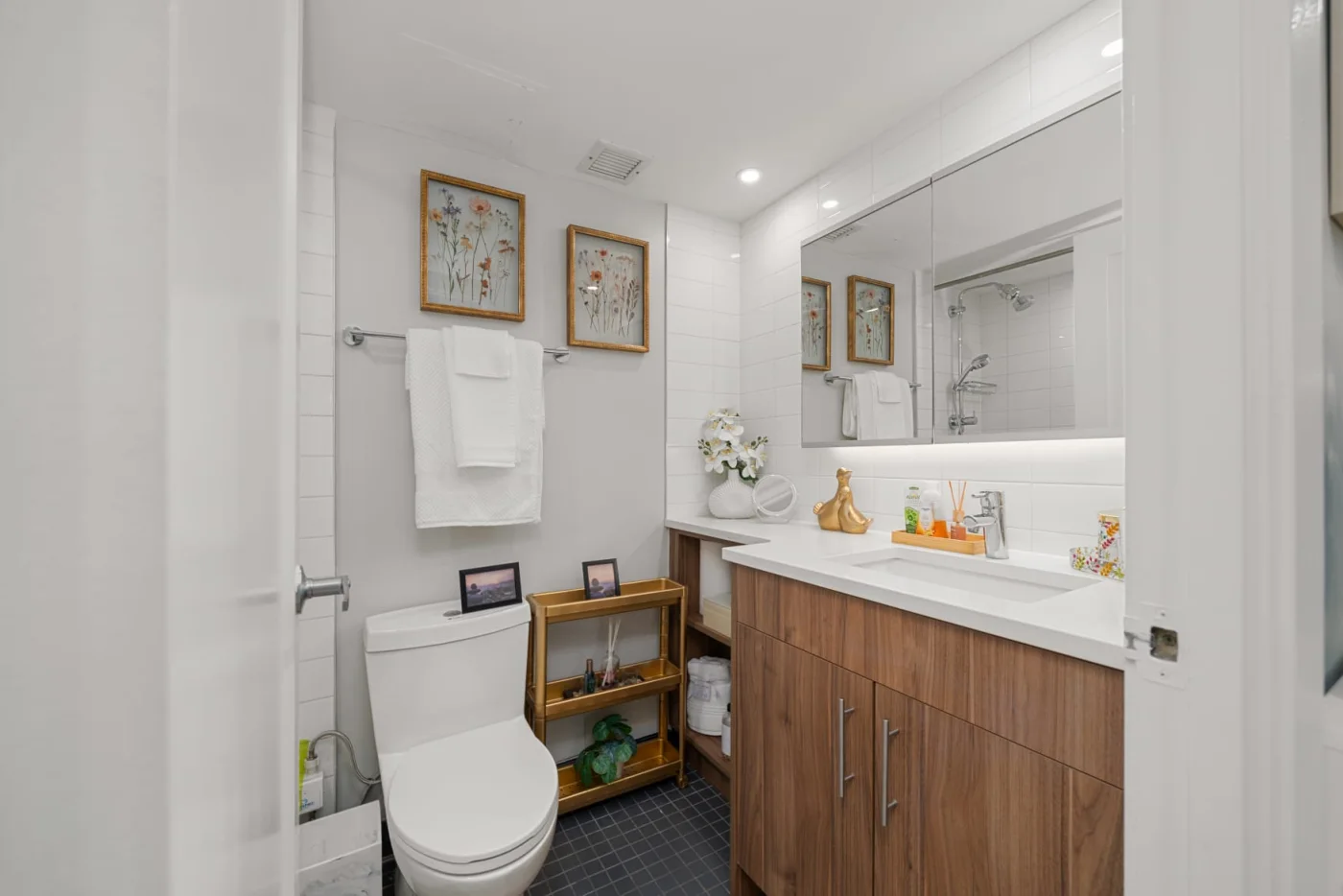 Bright bathroom in the Downtown Calgary condo thumbnail