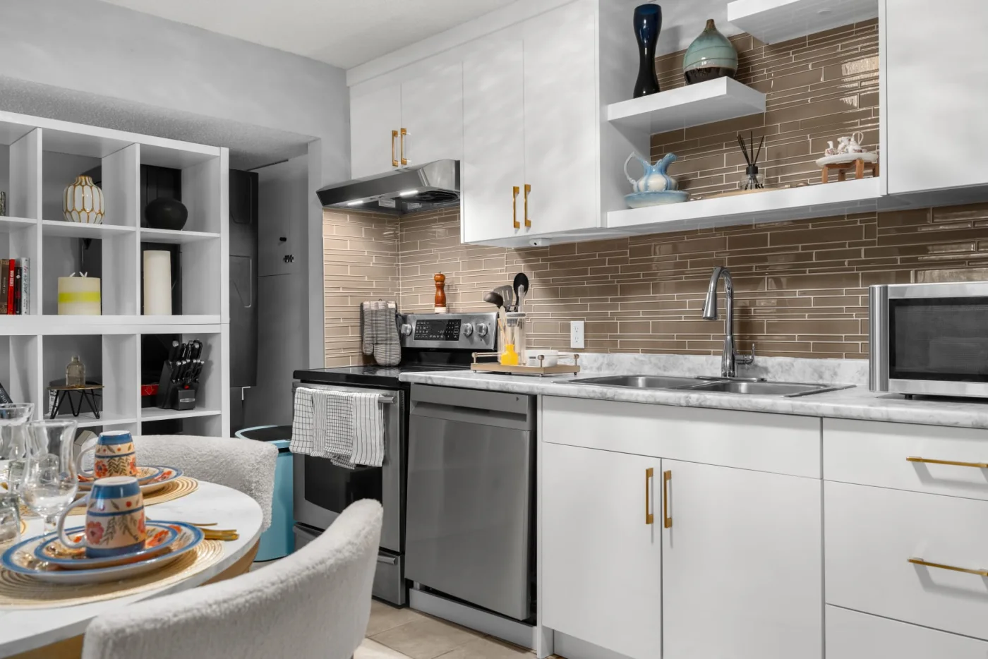 Fully equipped kitchen and dining area in the Fonda Way suite thumbnail